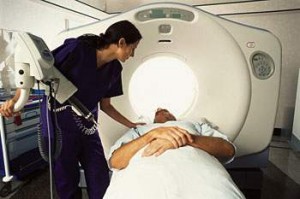 放射技师为胰腺癌病人做CT扫描