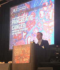胰腺癌幸存者Robb Lamont在会议的开放全体会议上发言。