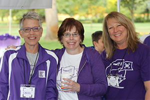 Diane Schaley-Petis中心与Lauren Kisse左转和Patty Rovet-Matlock三位志工与Pancreial癌症行动网联系