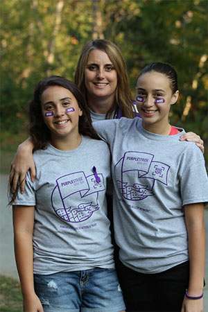Nichole Velasquez,BoiseAffliate媒体关系教程,Hannah和Julia女儿参加2015年紫色StrideBoise