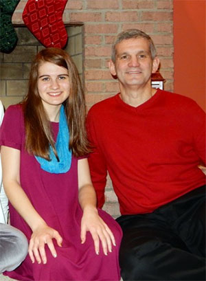 十几岁的女儿和志愿者Nikki Cronin与她的父亲丹尼斯，七岁幸存者。