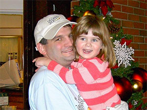 儿时的尼基·克罗宁(Nikki Cronin)拥抱着父亲丹尼斯(Dennis)，丹尼斯现在已经是胰腺癌的幸存者，已经活了7年。