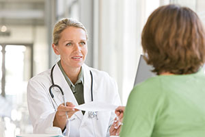 医生和病人讨论胰腺癌的治疗类型。