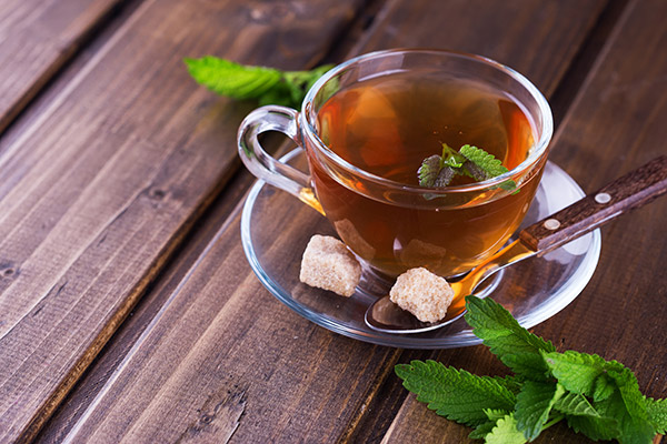 茶、补品和草药都是补充和替代医学的例子