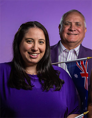 女儿和父亲举行澳大利亚旗帜。