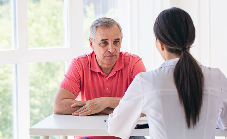 高级男性患者与医生谈论他的胰腺癌预后