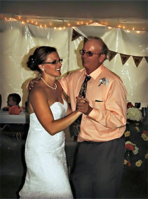 2015年，父亲因胰腺癌去世，新娘在婚礼上与父亲共舞