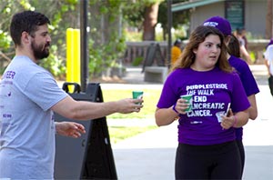 PurpleStride参与者在行走过程中保持水分以结束胰腺癌