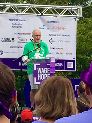 胰腺癌幸存者在圣路易斯的5000公里步行中发表讲话，之后他在22个月的战斗中去世