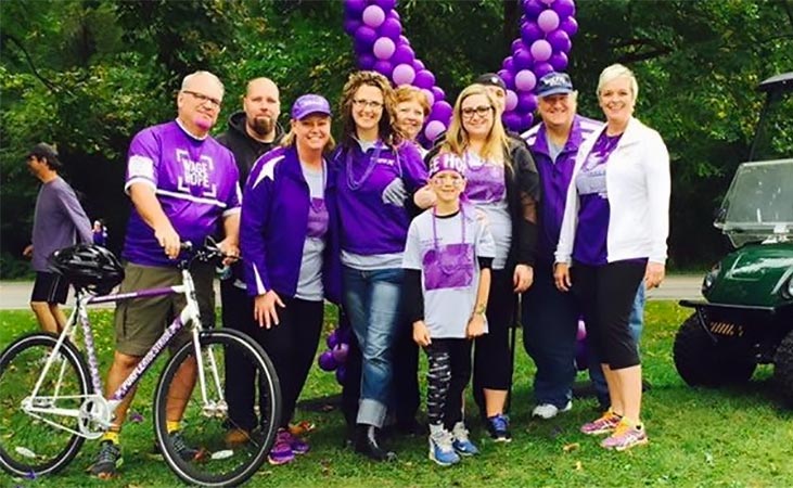 胰腺癌幸存者和志愿者丽莎·贝肯多夫(Lisa Beckendorf)在PurpleRideStride自行车骑行和5公里步行活动中与朋友们合影。