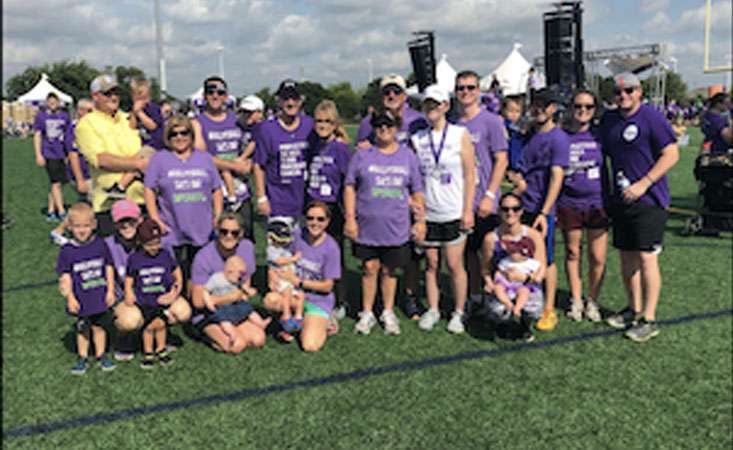 艾莉森的家人和朋友和她一起参加了purple estride，这是一项结束胰腺癌的步行活动。