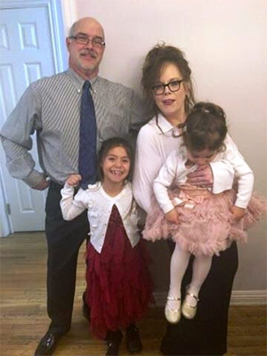 丈夫，父亲和胰腺癌幸存者与他的妻子和两个女儿