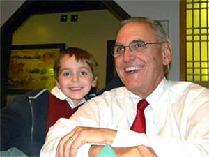 一个年轻的男孩和他的祖父一起微笑，他远离胰腺癌