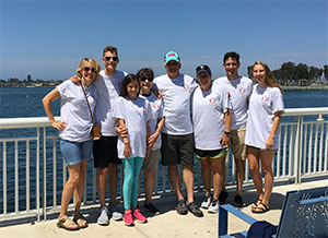 胰腺癌幸存者的家人聚在一起度假拍照。