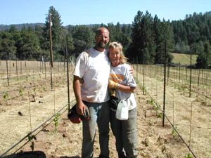 在她被诊断患有胰腺癌之前，这对夫妻在他们的葡萄园——拜奥奇酒庄(Baiocchi Wines)里合作。