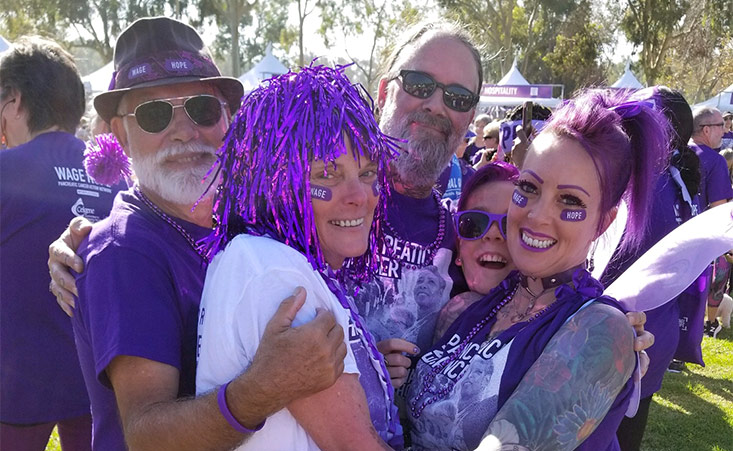 PurpleStride参与者在5公里步道上拥抱他们的队友和胰腺癌幸存者。