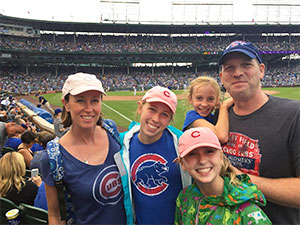 胰腺癌的支持者与他的妻子和三个女儿在芝加哥幼崽比赛中。
