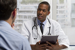 一位胰腺癌患者和他的医生讨论治疗方案。