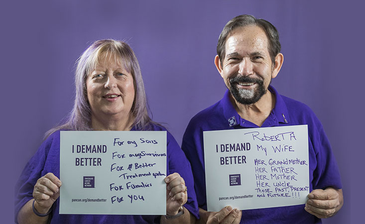 胰腺癌志愿者举着牌子，上面写着为什么他们要求更好