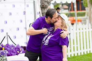 丈夫和妻子志愿者领导人在Purplestide 5k步行到结束胰腺癌