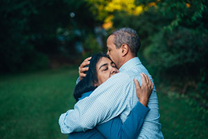 一位胰腺癌患者和他的妻子在一次艰难的谈话后拥抱在一起。
