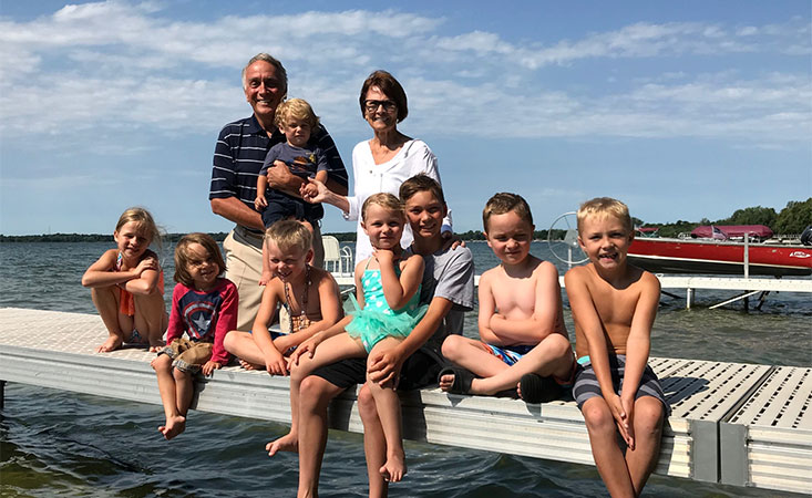 胰腺癌幸存者和他的妻子和孙子们在明尼苏达州的一个湖上