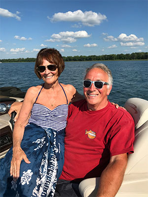 一位70岁的胰腺癌幸存者和他的妻子在湖中的船上休息