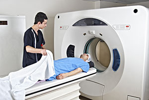 放射技师为胰腺癌病人做正子断层扫描。