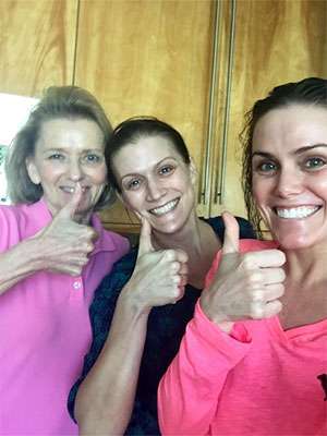 胰腺癌患者（中间）与她的母亲和妹妹在治疗后放弃竖起大拇指