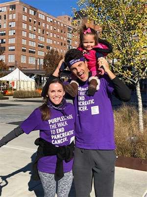 队长与她的丈夫和女儿在Purpleastide步行到结束胰腺癌