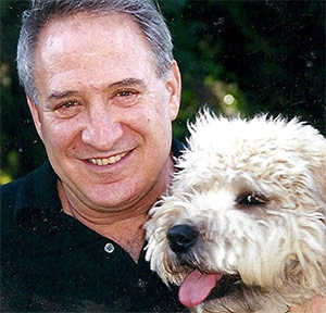 皮特·肯纳在被诊断为胰腺癌前和他的狗狗一起拍照