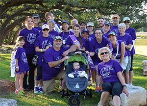 家庭参加Purplestide奥斯汀步行，于2015年留下胰腺癌