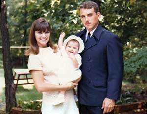 约翰和马琳·瓦克举行了婴儿女儿。