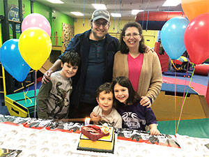 胰腺癌幸存者庆祝她最小的儿子的5岁生日