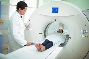 放射技师为胰腺癌患者做核磁共振扫描
