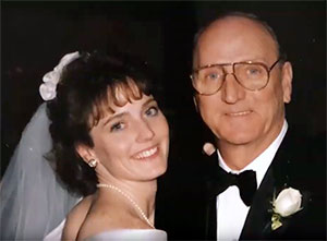 女儿在她的婚礼与她的父亲，她在2013年丢失对胰腺癌