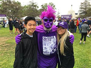在PurpleStride步行会上，青少年和其他穿着服装的步行者一起筹款，以结束胰腺癌