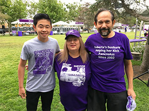 青少年筹款站与胰腺癌幸存者和她的丈夫在紫色骑行