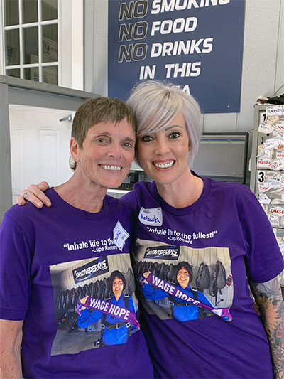 三年胰腺癌幸存者和她的女儿跳伞，她的女儿是PanCAN的一名工作人员。