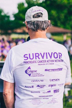 胰腺癌幸存者在Purplestride Sioux享受瀑布步行，以结束胰腺癌。