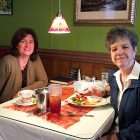 胰腺神经内分泌肿瘤幸存者与朋友在餐厅享用晚餐