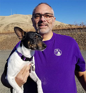 胰腺癌幸存者和他的狗运动PanCAN装备，以传播疾病的意识。