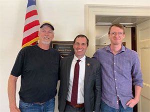 胰腺癌患者的丈夫和儿子与国会议员乌鸦在他的d.c.办公室。