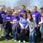 在芝加哥，一名12岁的胰腺癌幸存者的家人聚集在她周围散步5公里