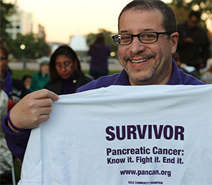 5年的胰腺癌幸存者持有“幸存者”T恤在步行到结束胰腺癌
