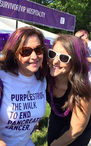 12岁胰腺癌幸存者和她的女儿在PurpleStride芝加哥2018年5000米筹款活动上