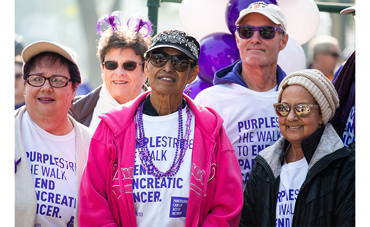 一群胰腺癌幸存者在PanCAN步行/跑步活动中庆祝