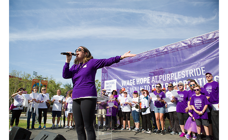 歌手兼词曲作家艾琳·威利特在洛杉矶为结束胰腺癌的步行活动上表演