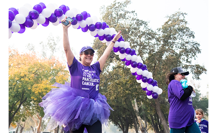 PurpleStride参与者在萨克拉门托徒步穿越终点线结束胰腺癌