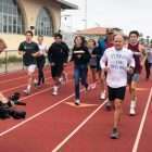 教练汤姆·阿特维尔在拉霍亚高中的跑道上为PanCAN筹集了100英里的资金。